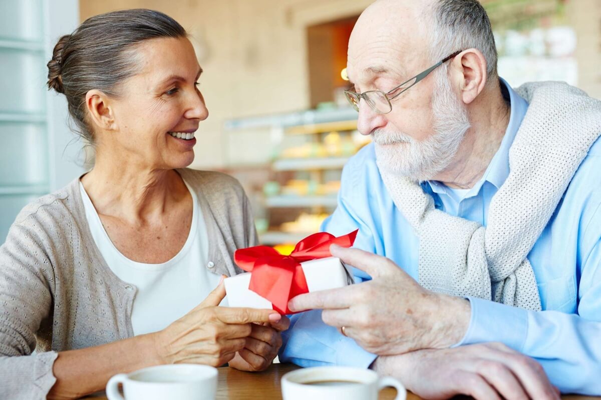 Heartwarming Gift Ideas for a Loved One with Dementia